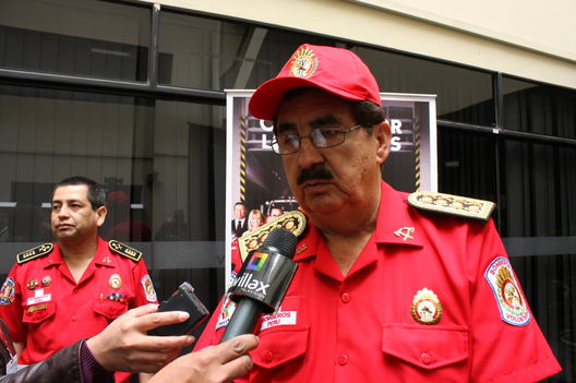 El Cuerpo de Bomberos en medio de una conferencia de prensa