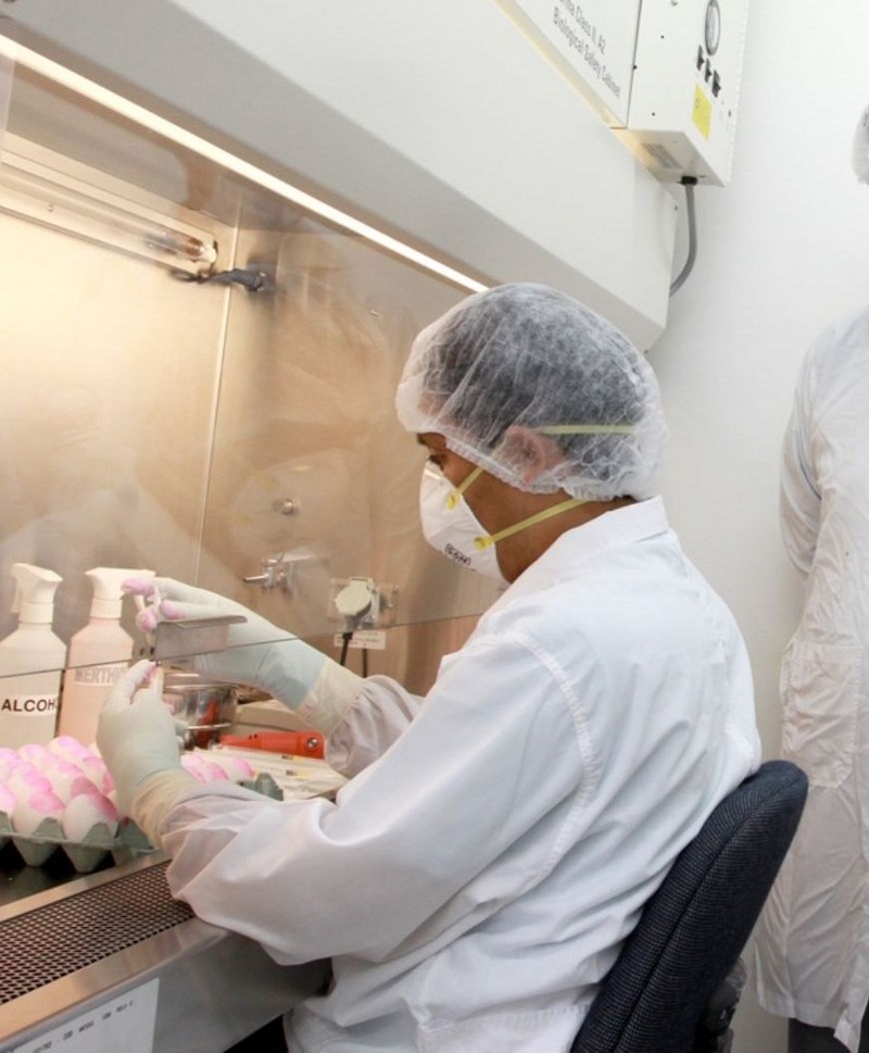 Ministro de Agricultura, Luis Ginocchio, y jefe del Senasa, Oscar Domínguez,recorren los laboratorios del Senasa