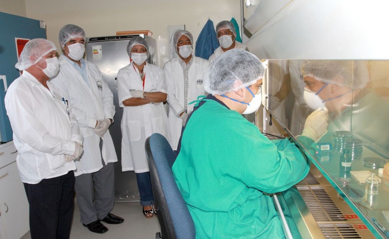 Ministro de Agricultura, Luis Ginocchio, y jefe del Senasa, Oscar Domínguez,recorren los laboratorios del Senasa