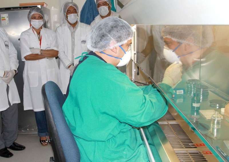 Ministro de Agricultura, Luis Ginocchio, y jefe del Senasa, Oscar Domínguez,recorren los laboratorios del Senasa