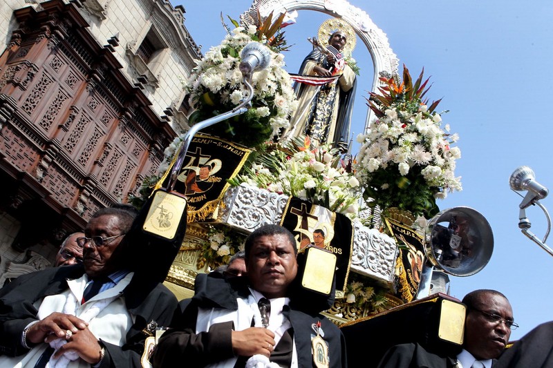 Imagen de San Martín de Porres salió en procesión hacia la Basílica Catedral de Lima, lugar donde se realizó una misa en conmemoración de los 50 años de su canonización