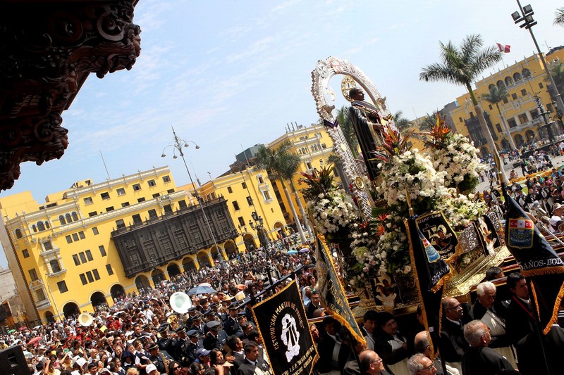 Imagen de San Martín de Porres salió en procesión hacia la Basílica Catedral de Lima, lugar donde se realizó una misa en conmemoración de los 50 años de su canonización