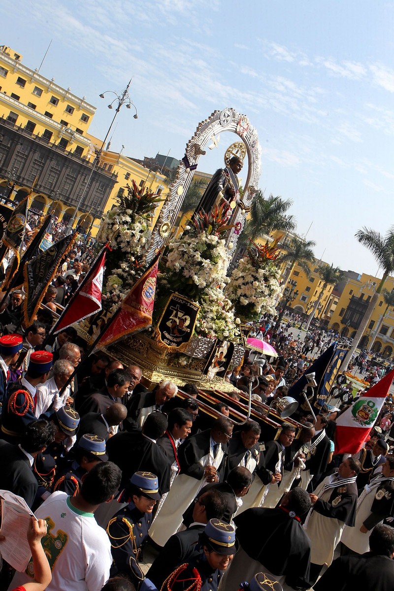 Imagen de San Martín de Porres salió en procesión hacia la Basílica Catedral de Lima, lugar donde se realizó una misa en conmemoración de los 50 años de su canonización