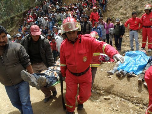 Bomberos del Perú en medio de un simulacro en las calles de Lima