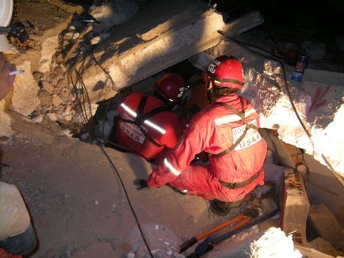 Bomberos del Perú en medio de un simulacro en las calles de Lima
