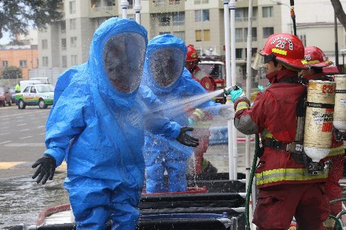 Bomberos del Perú en medio de un simulacro en las calles de Lima