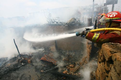 Bomberos del Perú en medio de un simulacro en las calles de Lima