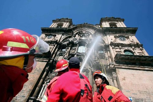 Bomberos del Perú en medio de un simulacro en las calles de Lima