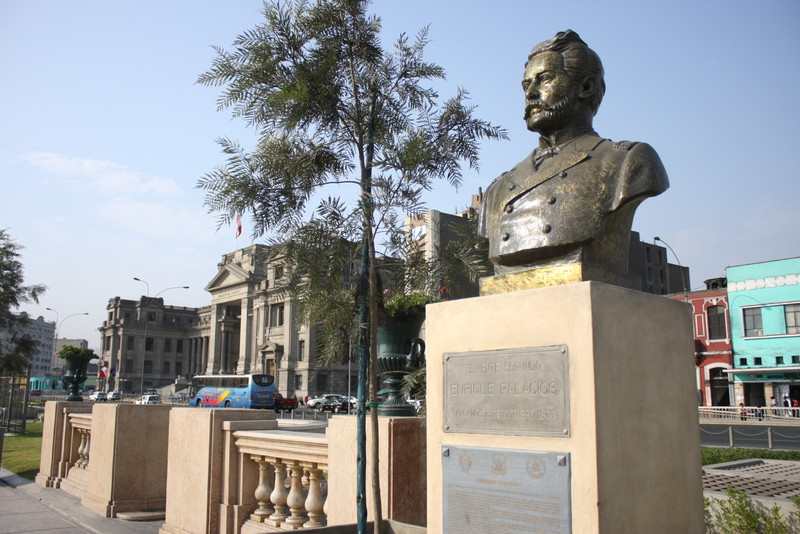 El Paseo de los Héroes Navales es una plaza ubicada en el centro de la ciudad y que ocupa la primera cuadra del Paseo de la República