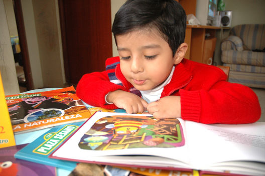 Niños residentes en el distrito de Los Olkivos leyendo unos cuentos