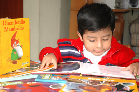 Niños residentes en el distrito de Los Olkivos leyendo unos cuentos