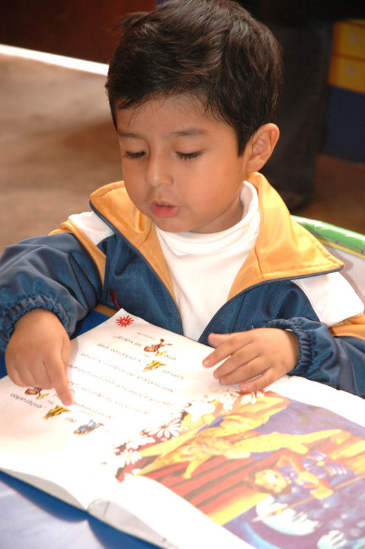 Niños residentes en el distrito de Los Olkivos leyendo unos cuentos