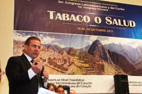 El ministro de Salud Alberto Tejada en conferencia sobre el tabaco y la salud