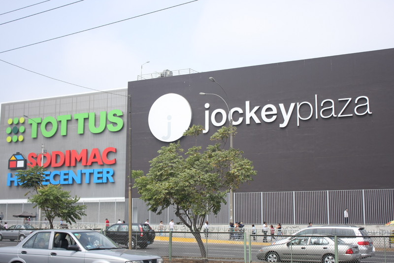 Compra lo que quieras en el Jockey Plaza, el mejor Centro Comercial del país y en más de treinta millones de establecimientos afiliados