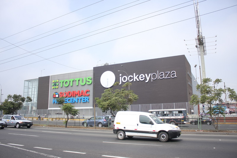 Compra lo que quieras en el Jockey Plaza, el mejor Centro Comercial del país y en más de treinta millones de establecimientos afiliados