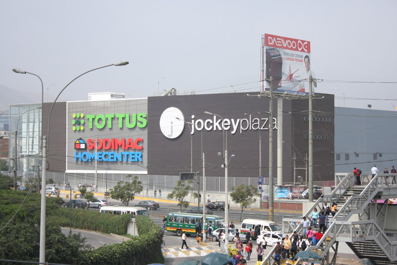 Compra lo que quieras en el Jockey Plaza, el mejor Centro Comercial del país y en más de treinta millones de establecimientos afiliados