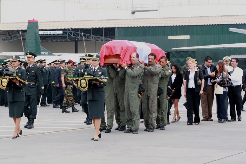 Restos del comandante de la Policía Nacional, Rodolfo León, quien falleció por la caída de un helicóptero MI-17 en Sapito, arribaron a Lima