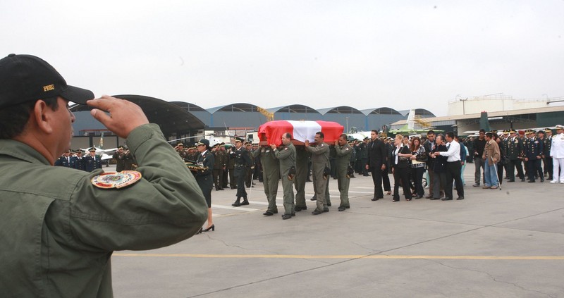 Restos del comandante de la Policía Nacional, Rodolfo León, quien falleció por la caída de un helicóptero MI-17 en Sapito, arribaron a Lima