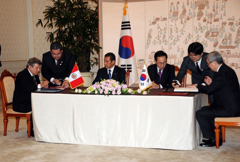 Presidente Ollanta Humala y su homólogo de Corea del Sur, Lee Myung-bak, en la Casa Azul, residencia presidencial surcoreana
