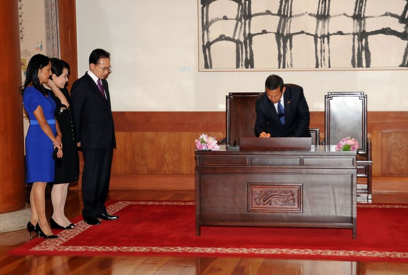 Presidente Ollanta Humala y su homólogo de Corea del Sur, Lee Myung-bak, en la Casa Azul, residencia presidencial surcoreana