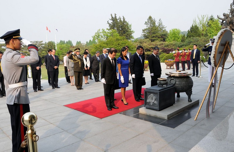 Presidente Ollanta Humala rindió un homenaje a los mártires de la Guerra de Corea, en el Memorial Tower del Cementerio Nacional de Corea del Sur