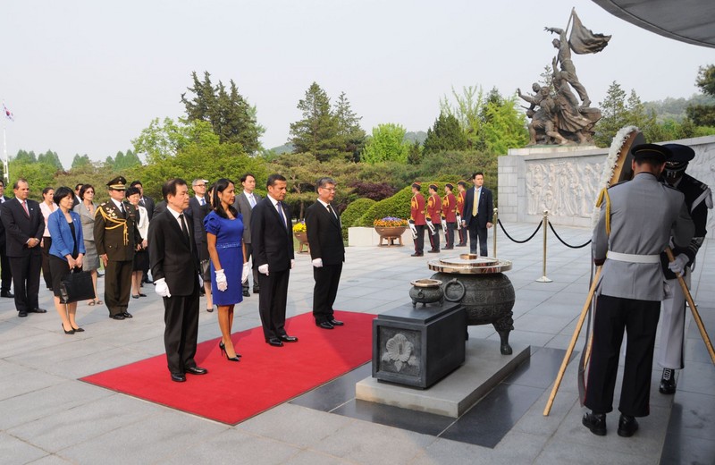 Presidente Ollanta Humala rindió un homenaje a los mártires de la Guerra de Corea, en el Memorial Tower del Cementerio Nacional de Corea del Sur