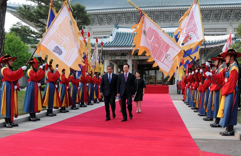 Presidente Ollanta Humala es recibido por su homólogo de Corea del Sur, Lee Myung-bak en la Casa Azul