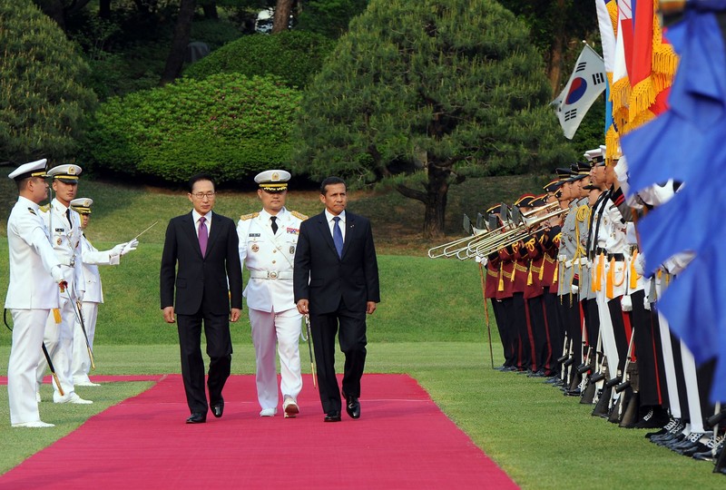 Presidente Ollanta Humala es recibido por su homólogo de Corea del Sur, Lee Myung-bak en la Casa Azul