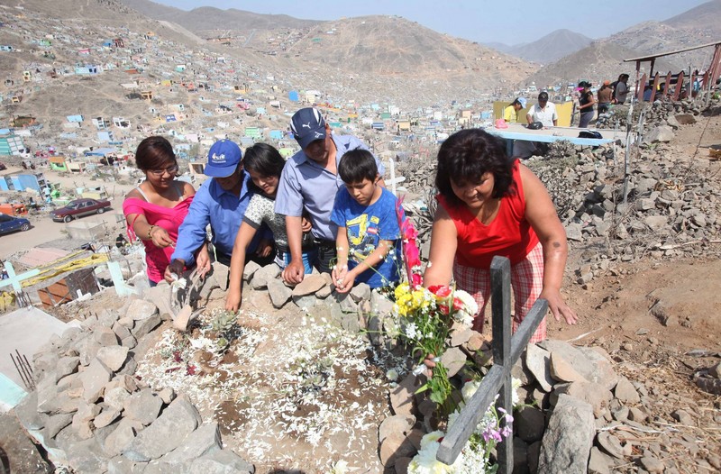 Miles de personas visitan a sus seres queridos por el día de la madre en distintos cementerios de Lima
