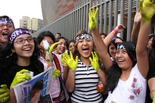 Fanáticas de Justin Bieber en las afueras del Estadio Nacional