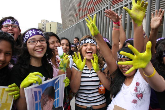 Fanáticas de Justin Bieber en las afueras del Estadio Nacional