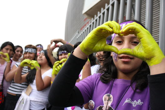 Fanáticas de Justin Bieber en las afueras del Estadio Nacional