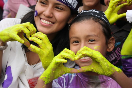 Fanáticas de Justin Bieber en las afueras del Estadio Nacional