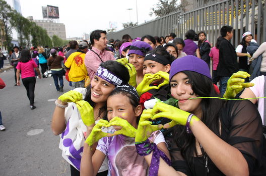 Fanáticas de Justin Bieber en las afueras del Estadio Nacional