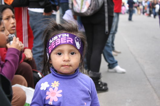 Fanáticas de Justin Bieber en las afueras del Estadio Nacional