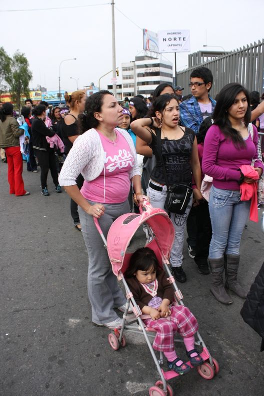 Fanáticas de Justin Bieber en las afueras del Estadio Nacional