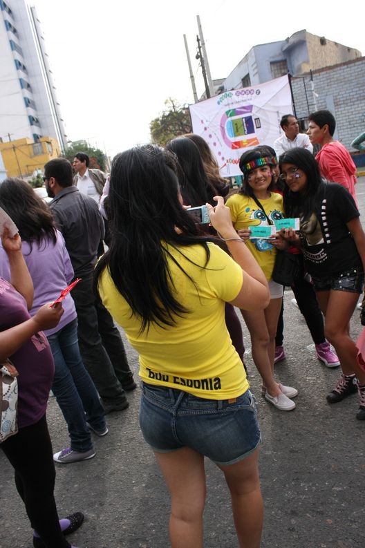 Fanáticas de Justin Bieber en las afueras del Estadio Nacional