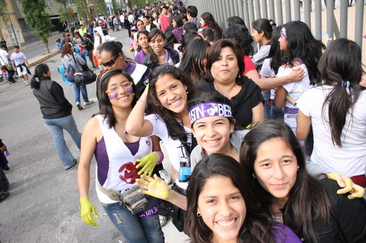 Fanáticas de Justin Bieber en las afueras del Estadio Nacional