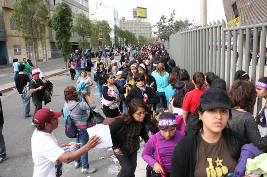 Fanáticas de Justin Bieber en las afueras del Estadio Nacional