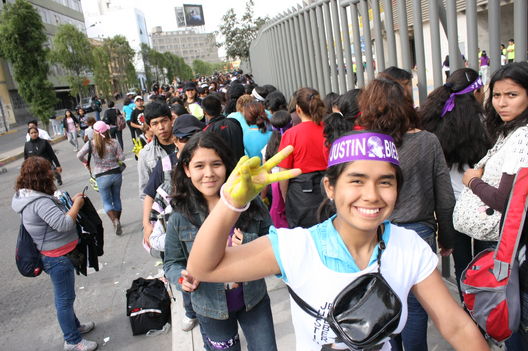 Fanáticas de Justin Bieber en las afueras del Estadio Nacional