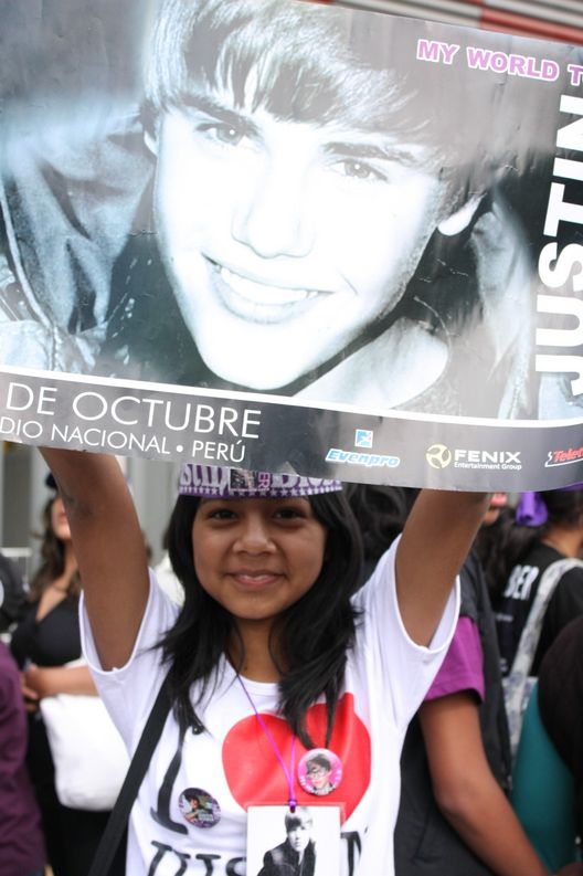Fanáticas de Justin Bieber en las afueras del Estadio Nacional