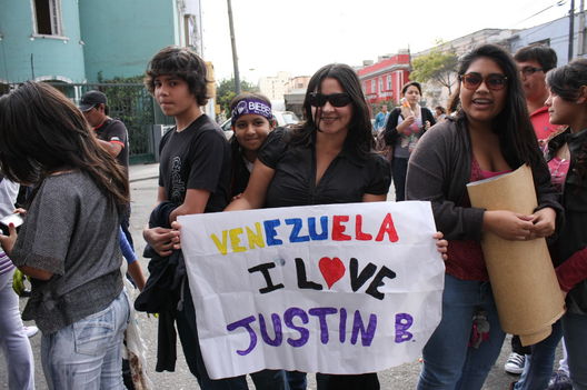 Fanáticas de Justin Bieber en las afueras del Estadio Nacional