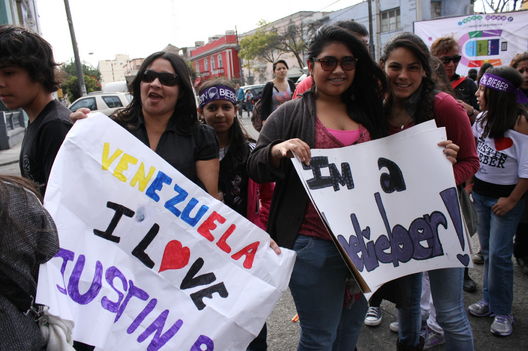 Fanáticas de Justin Bieber en las afueras del Estadio Nacional