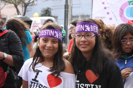 Fanáticas de Justin Bieber en las afueras del Estadio Nacional