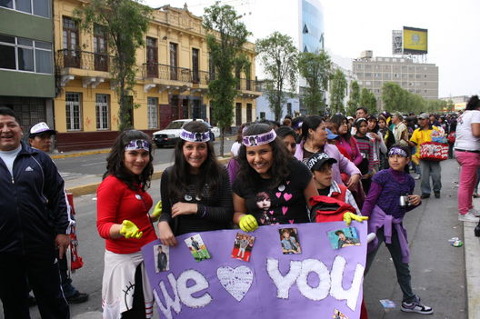 Fanáticas de Justin Bieber en las afueras del Estadio Nacional