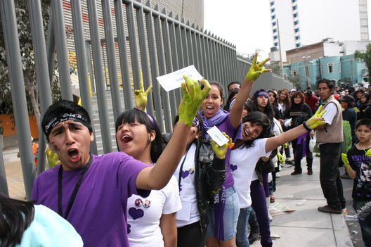 Fanáticas de Justin Bieber en las afueras del Estadio Nacional