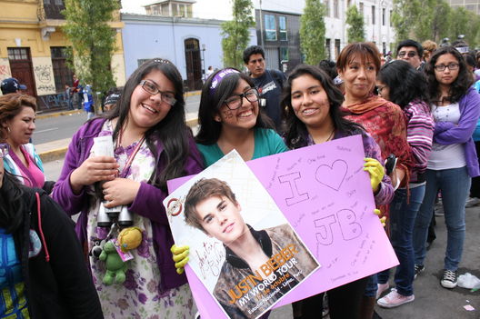 Fanáticas de Justin Bieber en las afueras del Estadio Nacional
