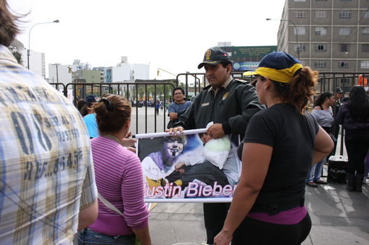 Fanáticas de Justin Bieber en las afueras del Estadio Nacional