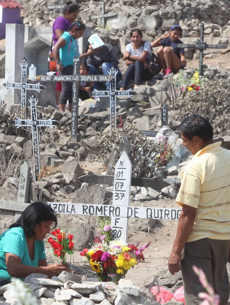 Miles de personas visitan a sus seres queridos por el día de la madre en distintos cementerios de Lima