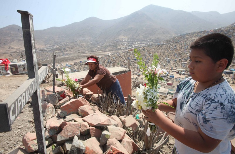 Miles de personas visitan a sus seres queridos por el día de la madre en distintos cementerios de Lima